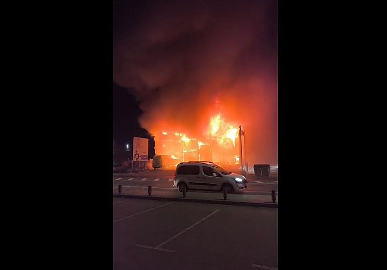 Un aparatoso incendio alerta a los vecinos de la pedanía murciana de Cobatillas